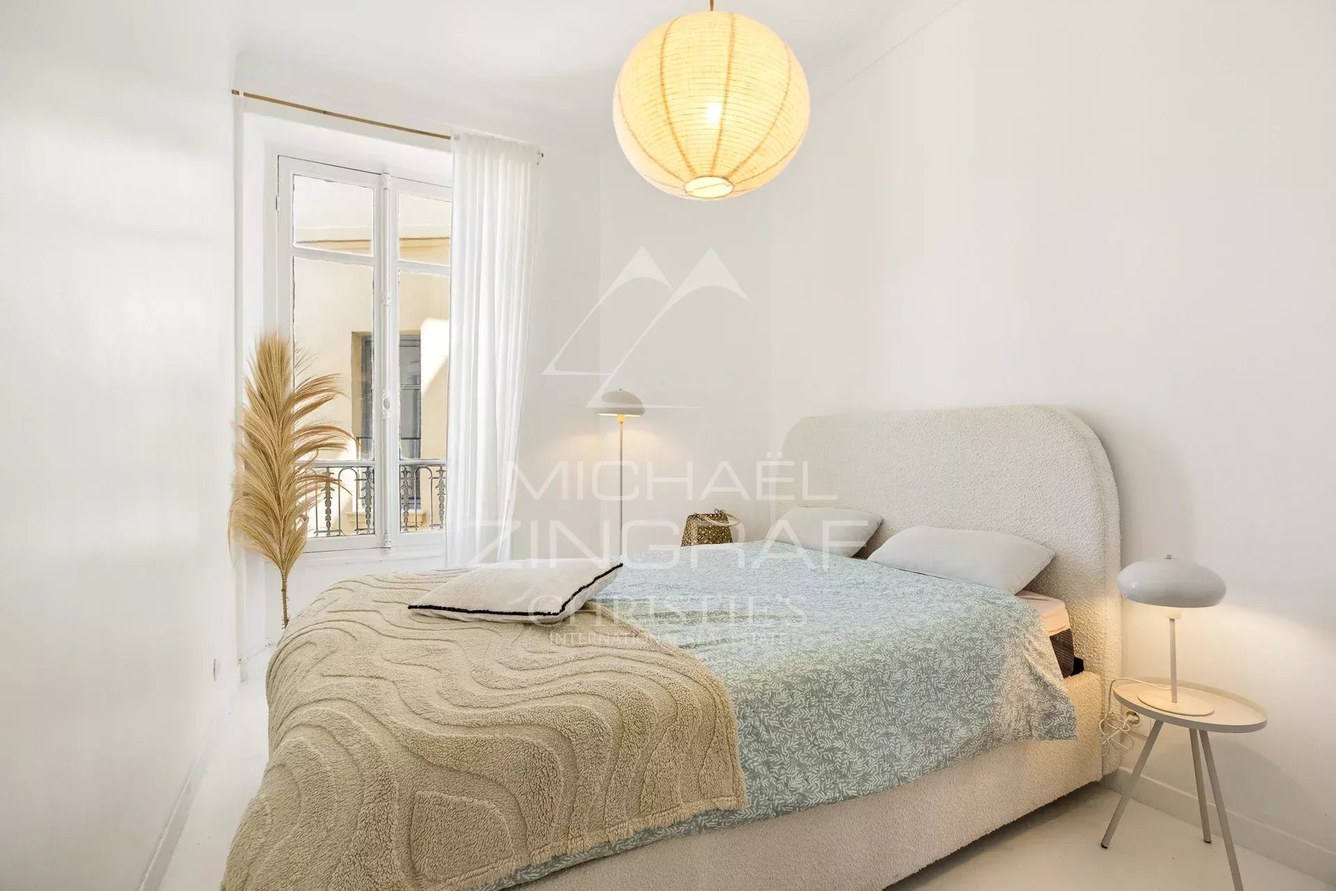 Chambre d'un appartement au dernier étage avec décoration bohème et lumière naturelle.