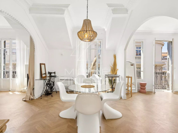 Intérieur d'un appartement au dernier étage avec vue sur la mer, décor bohème chic à Nice.