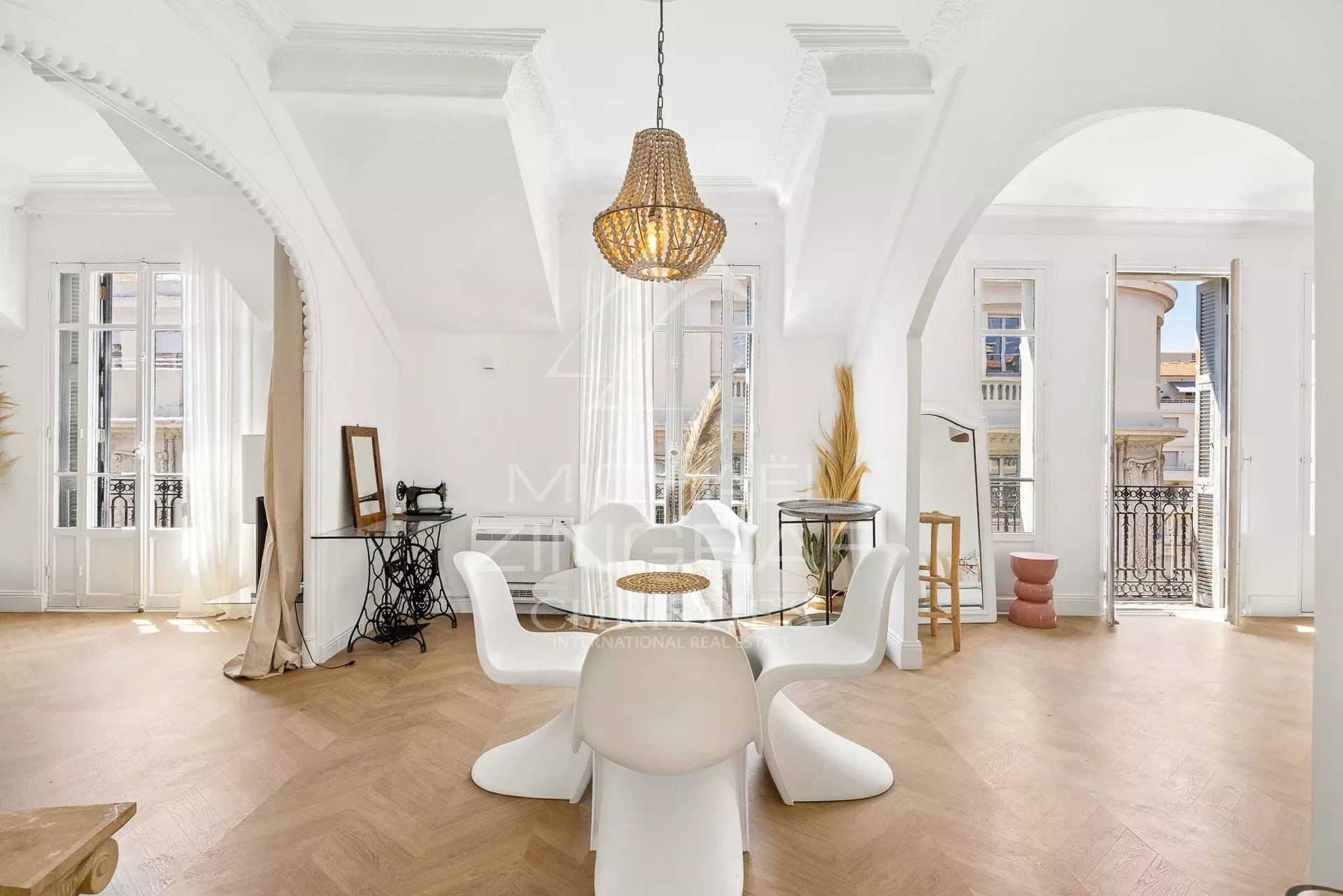 Intérieur d'un appartement au dernier étage avec vue sur la mer, décor bohème chic à Nice.