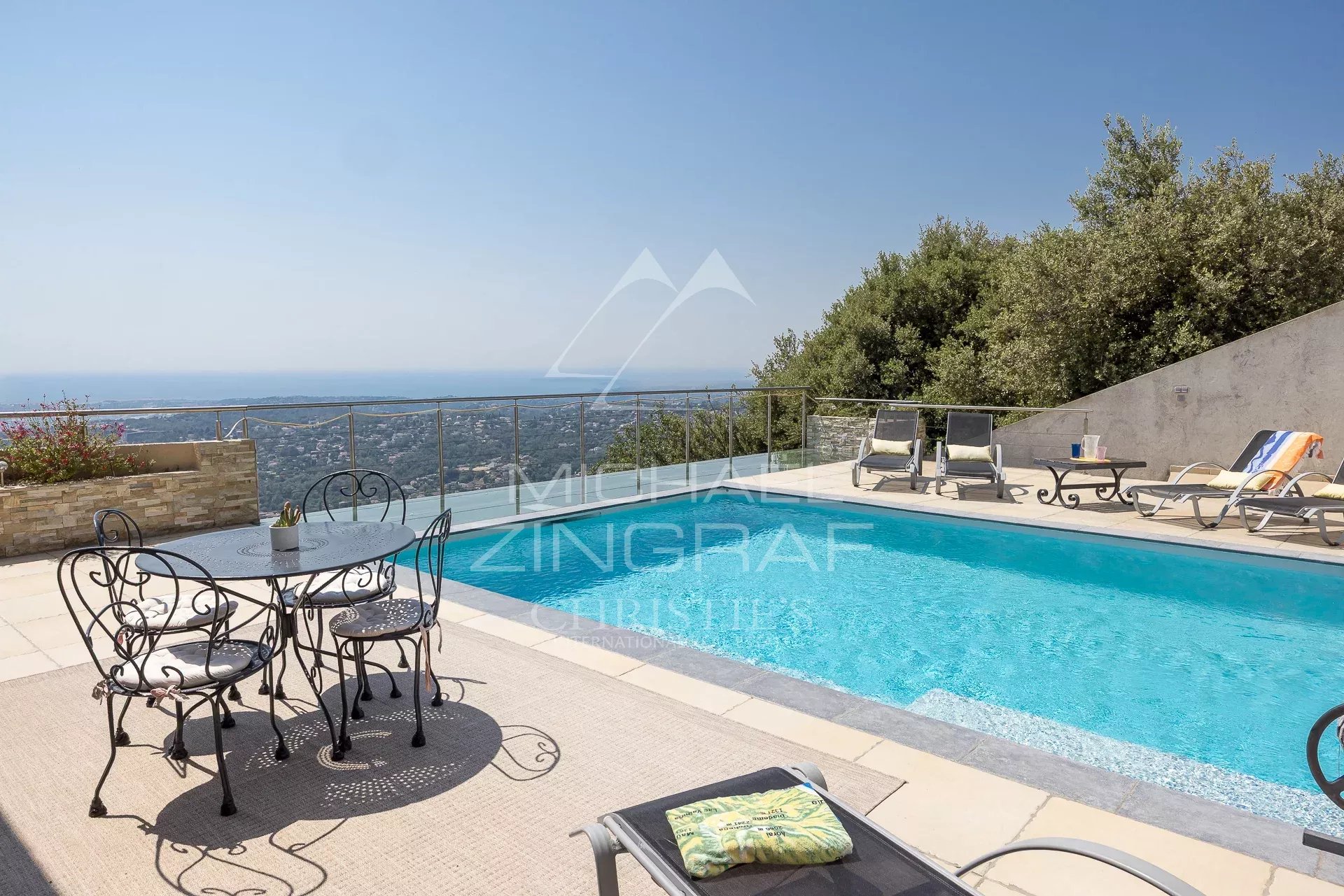 Piscine et terrasse de villa moderne avec vue mer à Saint-Jeannet, France.