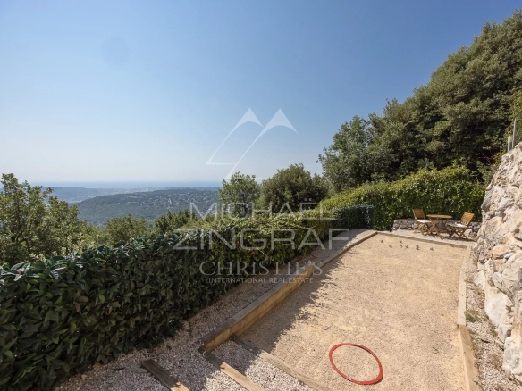 Terrain de pétanque avec vue panoramique sur la mer à Saint-Jeannet.