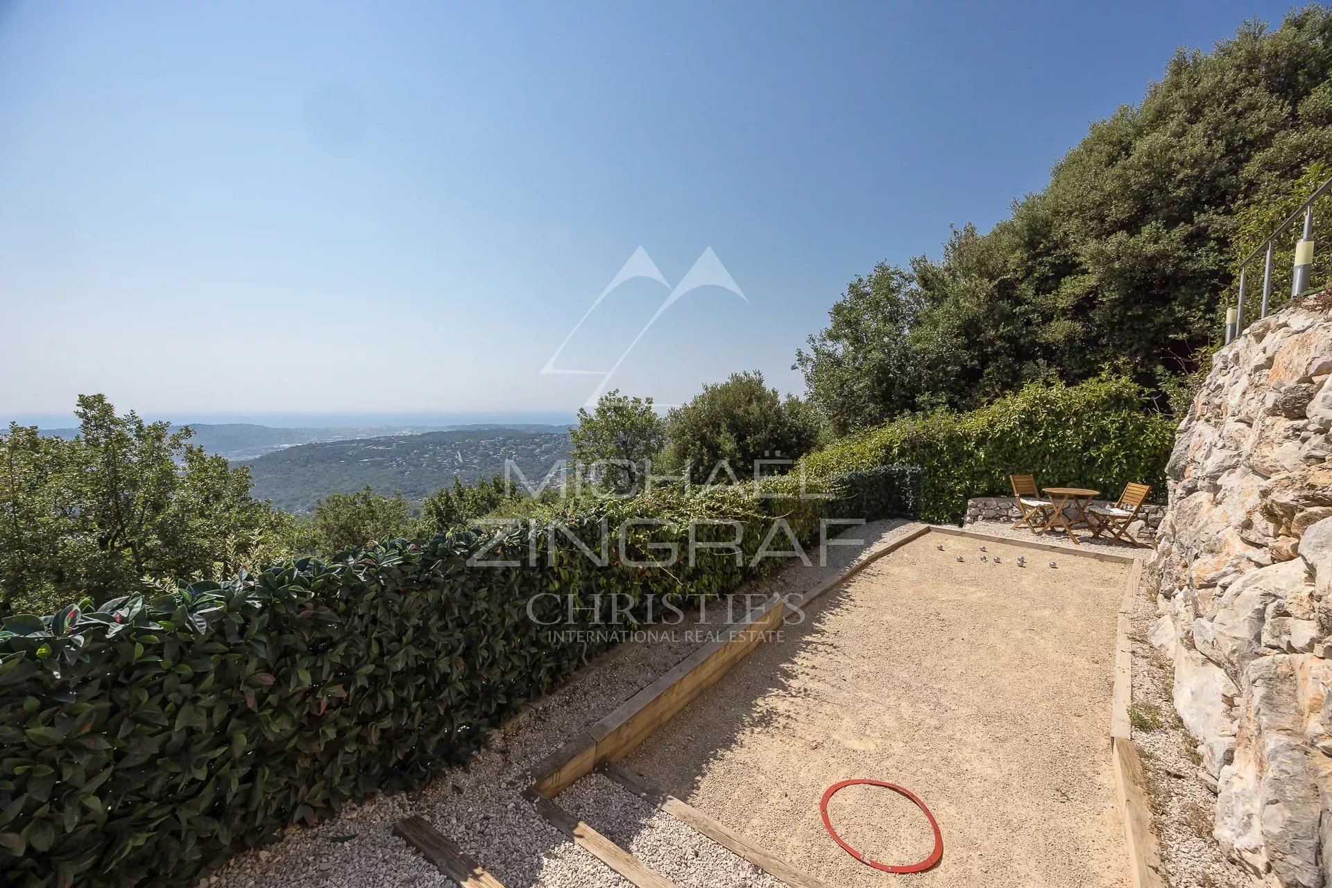 Terrain de pétanque avec vue panoramique sur la mer à Saint-Jeannet.