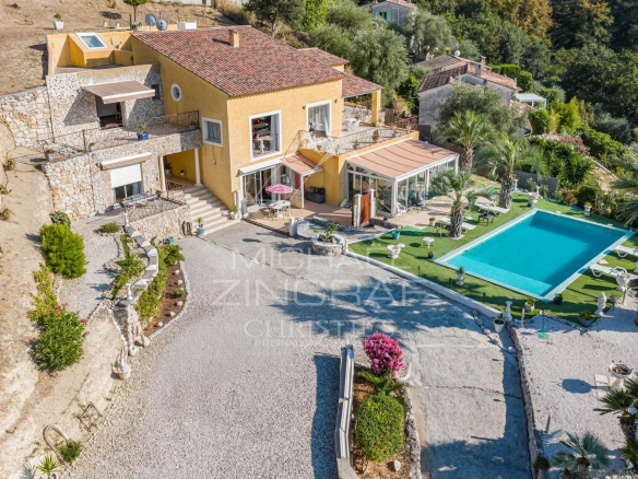 Family property with swimming pool in Colomars, overlooking hills and mountains.