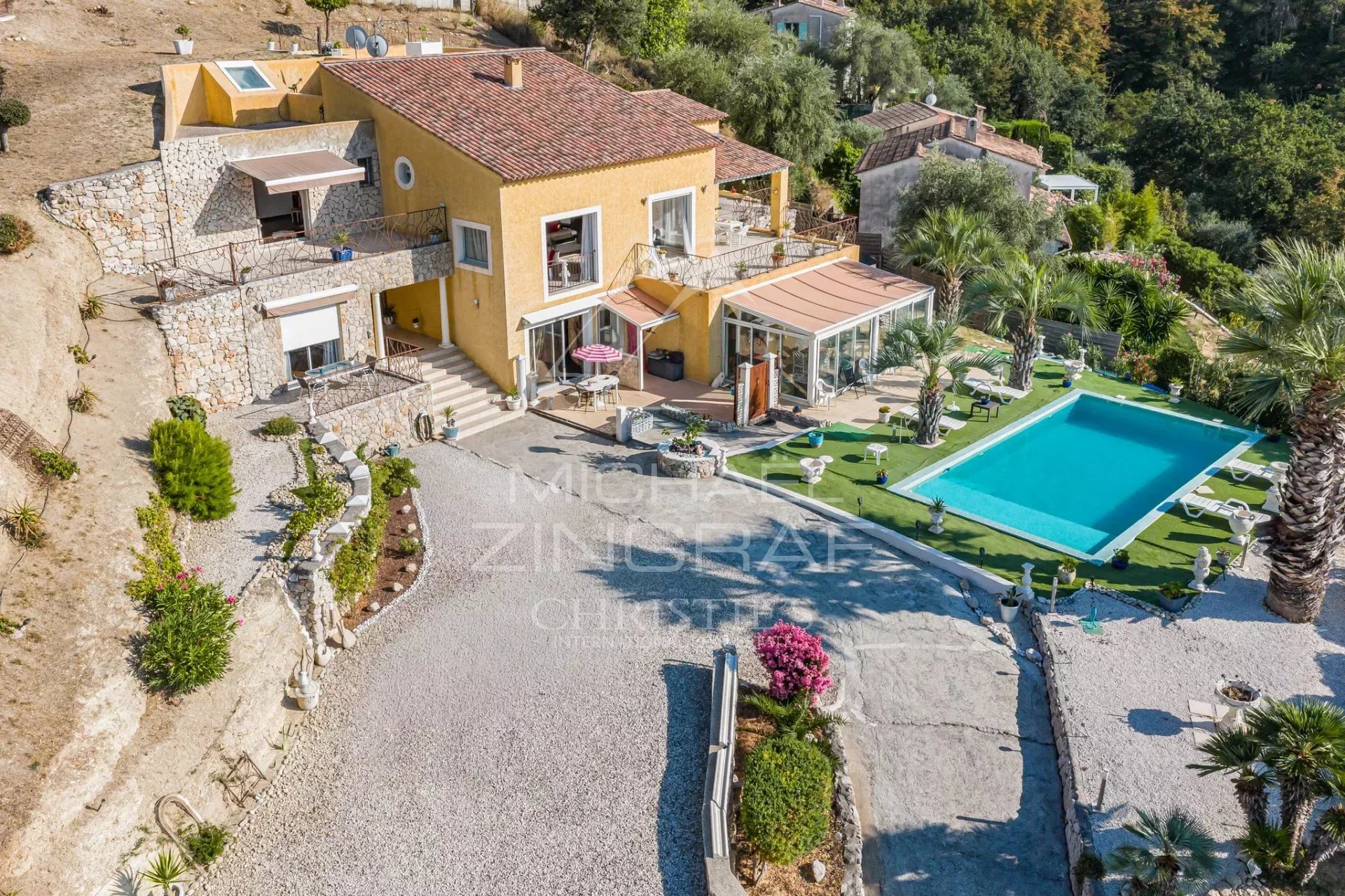 Family property in Colomars Family property with swimming pool in Colomars, overlooking hills and mountains.