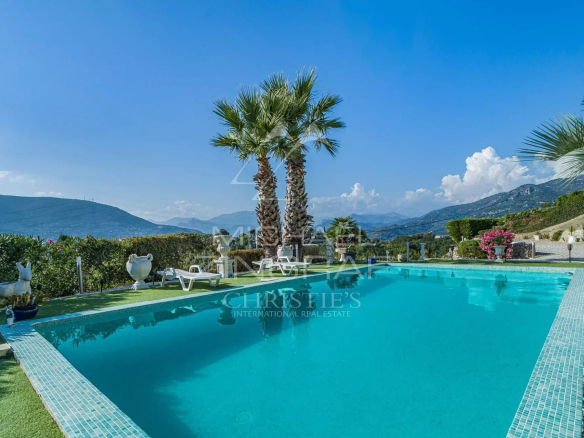 Swimming pool with views of the hills and mountains in Colomars, near Nice.