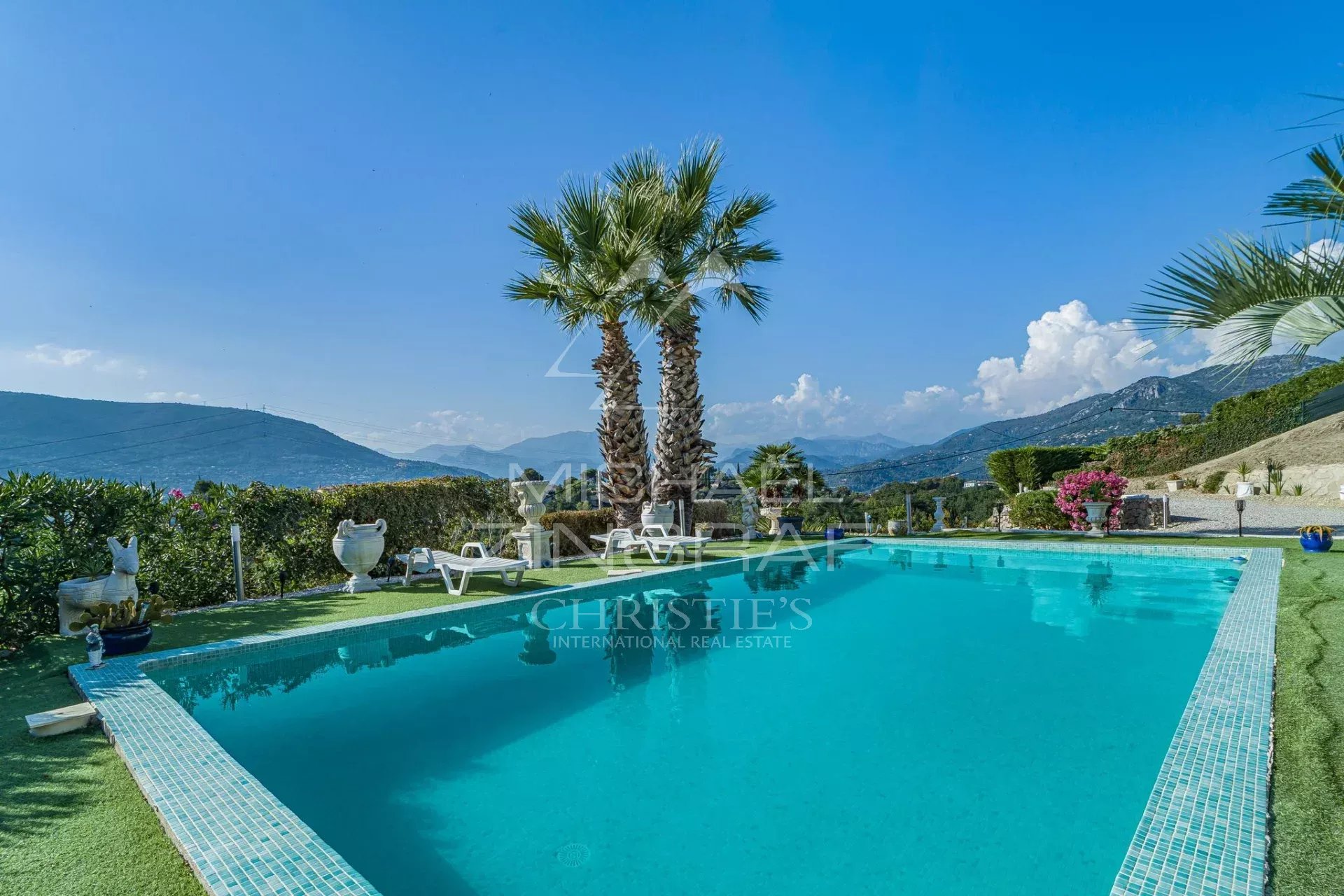 Family property with swimming pool in Colomars Swimming pool with views of the hills and mountains in Colomars, near Nice.