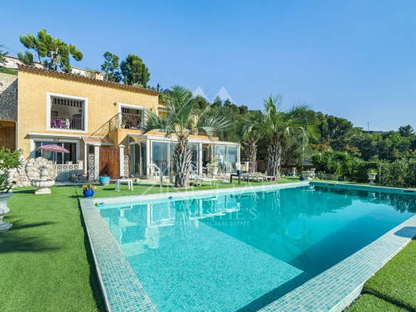 Family property with swimming pool in Colomars, views of hills and mountains.