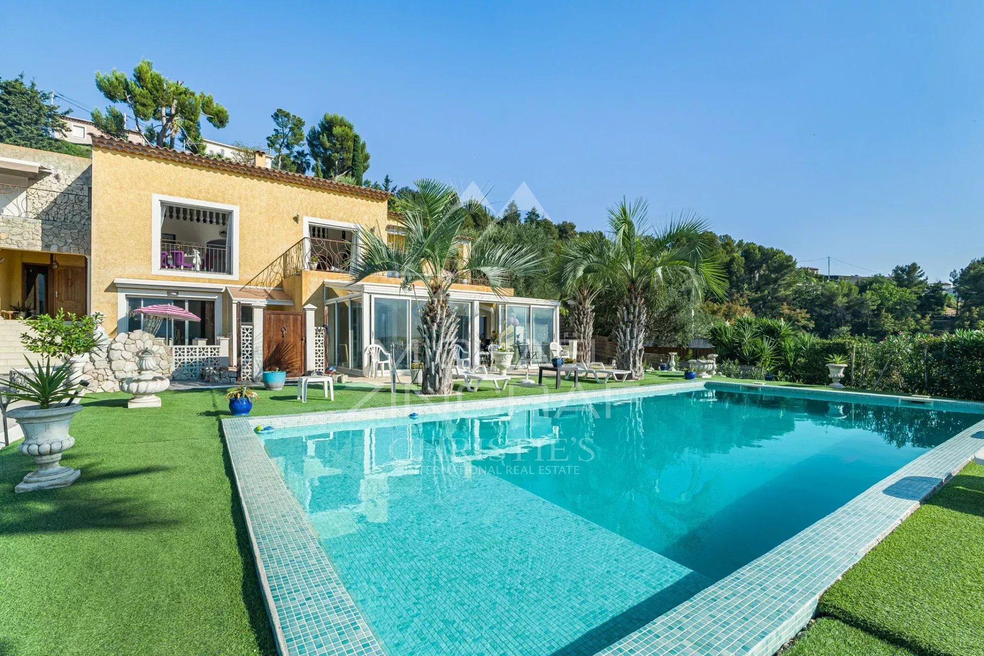Property in Colomars with swimming pool Family property with swimming pool in Colomars, views of hills and mountains.