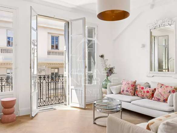 Bright living room of a top-floor apartment with balconies and bohemian decor in Nice.