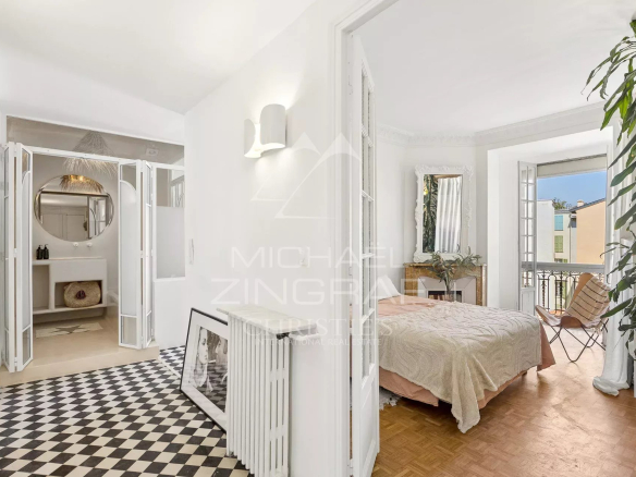 Bohemian chic apartment with a side view of the sea in Nice, top floor, bright and warm.
