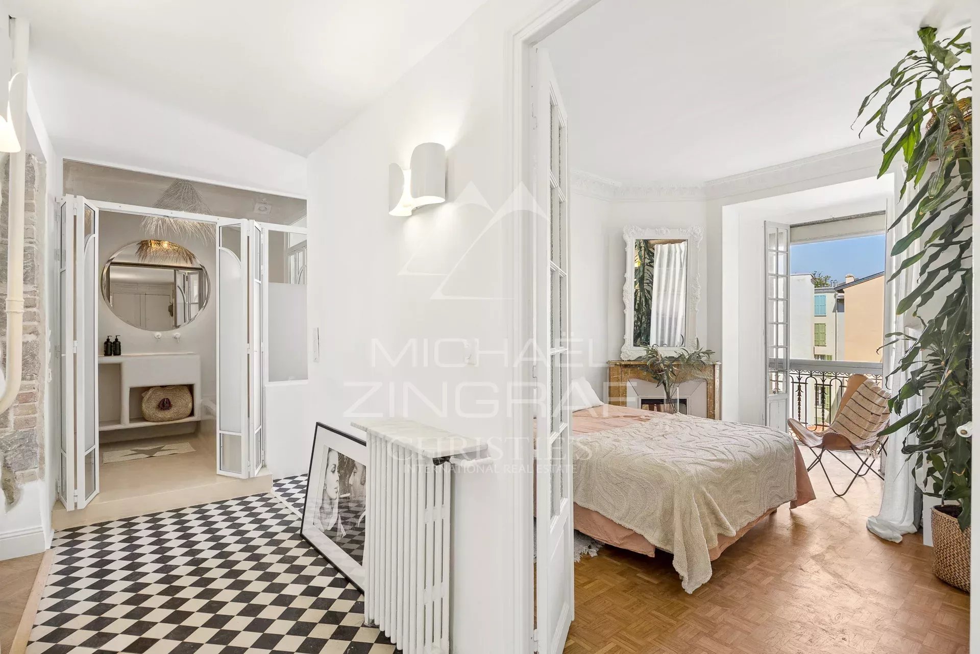 Bohemian chic apartment with a side view of the sea in Nice, top floor, bright and warm.