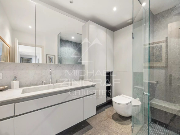 Salle de bain moderne avec douche et lavabo dans un appartement à Nice
