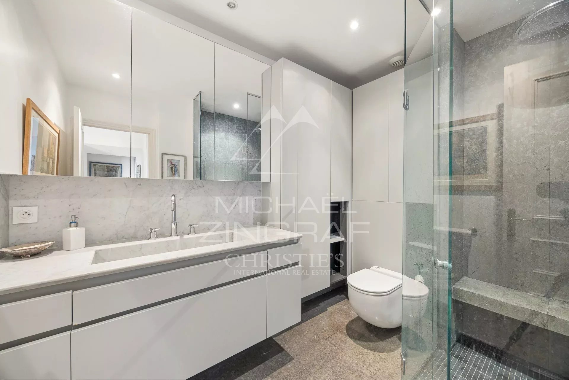 Salle de bain moderne avec douche et lavabo dans un appartement à Nice
