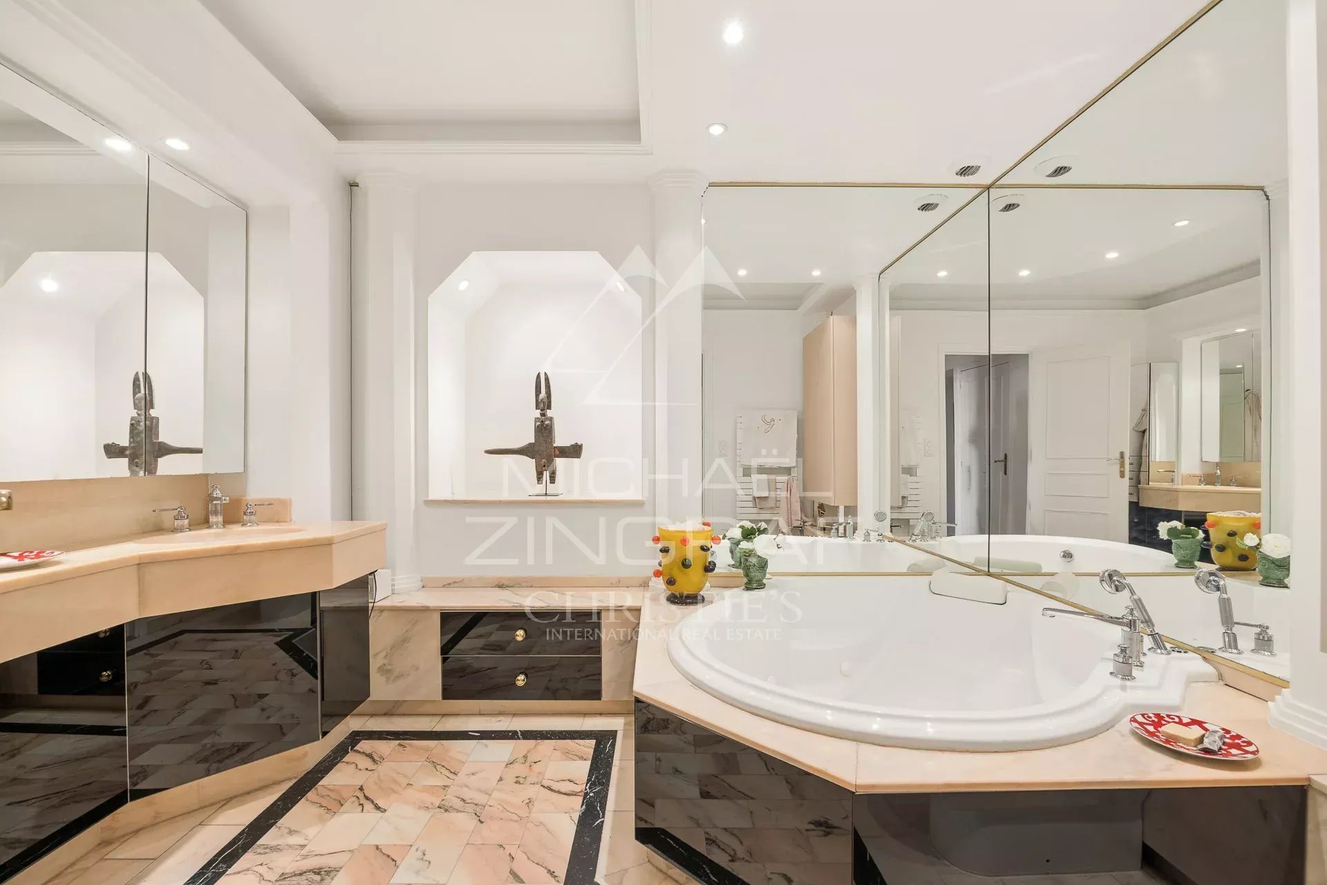 Salle de bain moderne avec baignoire et double vasque dans un appartement à Nice