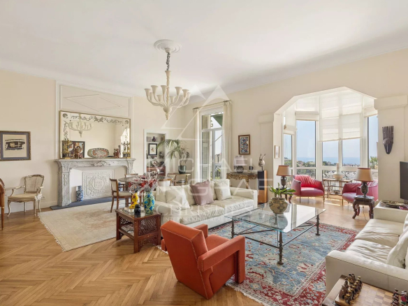 Intérieur d'un appartement de 165 m² à Nice, avec vue sur la mer et décoration élégante.