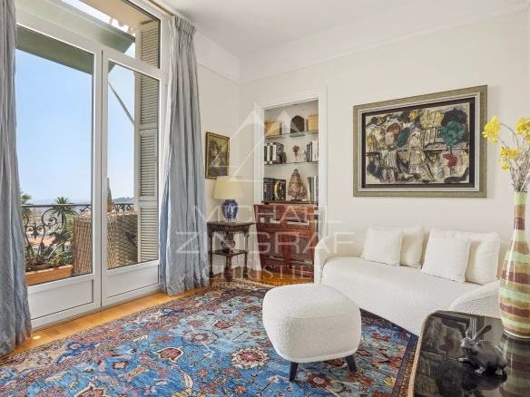 Intérieur d'un appartement de 165 m² à Nice avec vue sur la mer, salon élégant et décoration artistique.