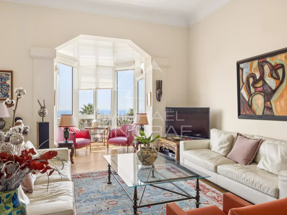 Salon lumineux d'un appartement de 165 m² avec vue sur la mer à Nice, décoré avec des œuvres d'art.