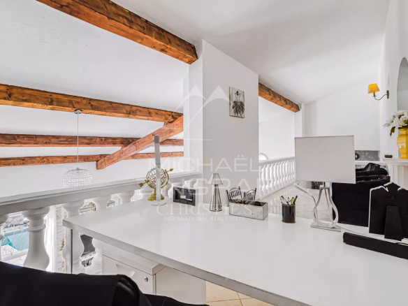 Intérieur d'une propriété à Colomars avec bureau et poutres apparentes.