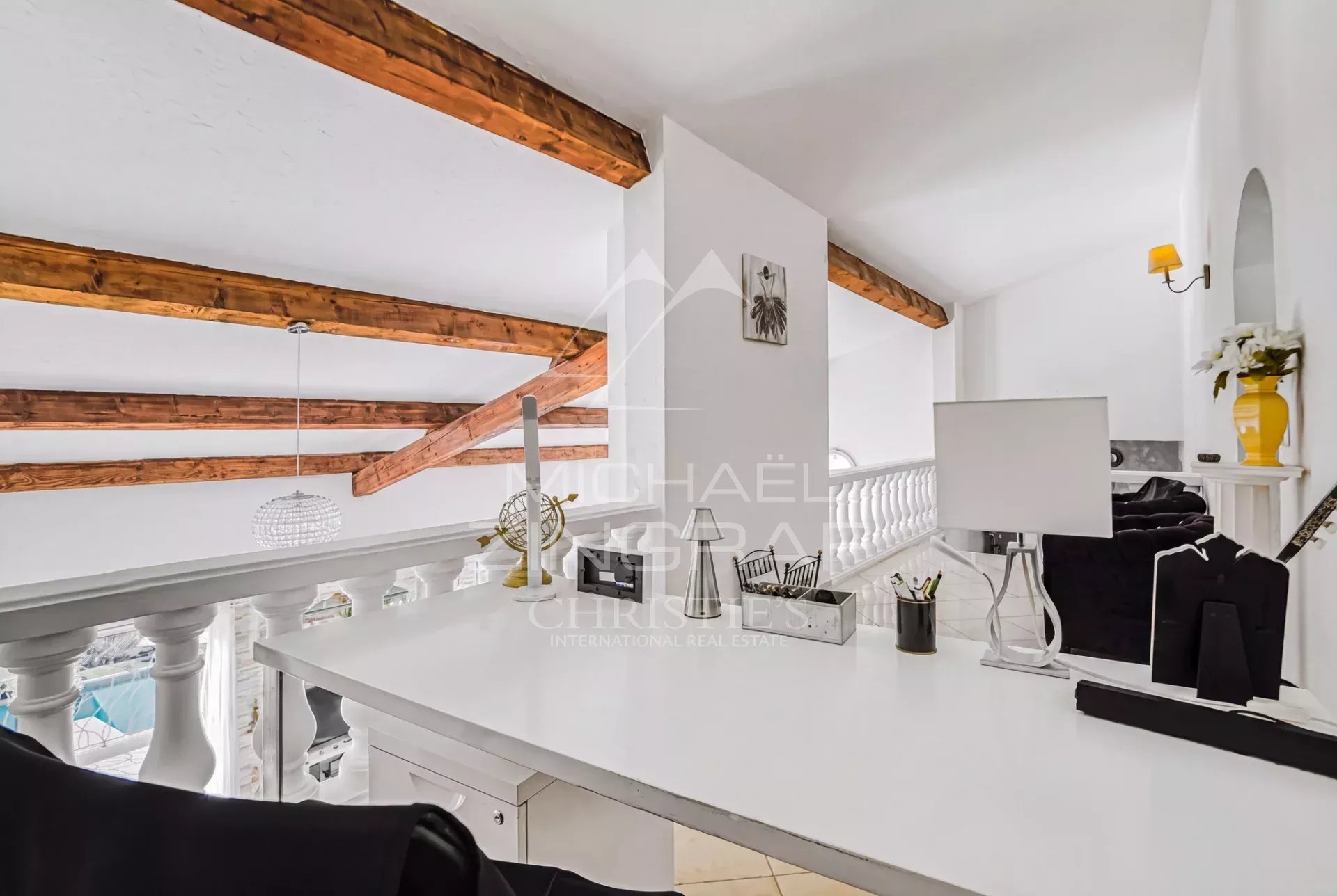 Bureau dans une propriété à Colomars Intérieur d'une propriété à Colomars avec bureau et poutres apparentes.