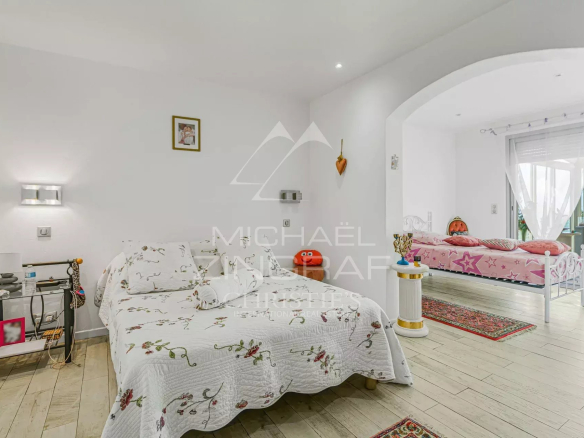 Intérieur d'une propriété familiale à Colomars, avec un salon lumineux et un accès à l'extérieur.