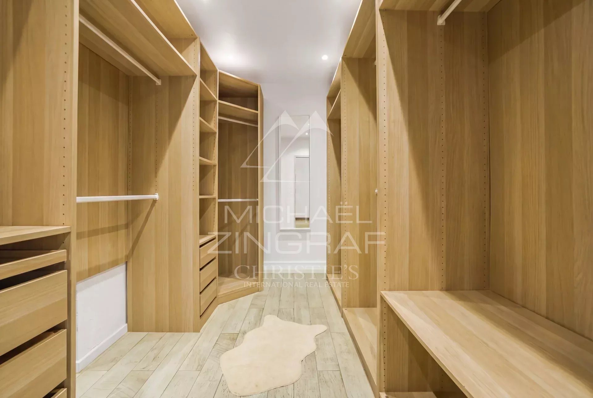 Dressing spacieux à Colomars Intérieur d'un dressing spacieux en bois avec étagères et bancs.