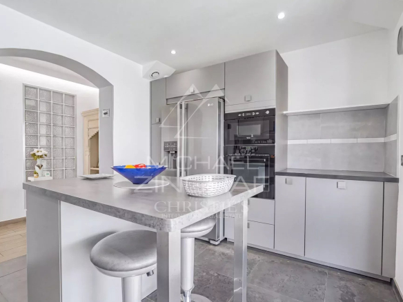 Cuisine moderne avec bar et équipements intégrés dans une propriété familiale à Colomars.