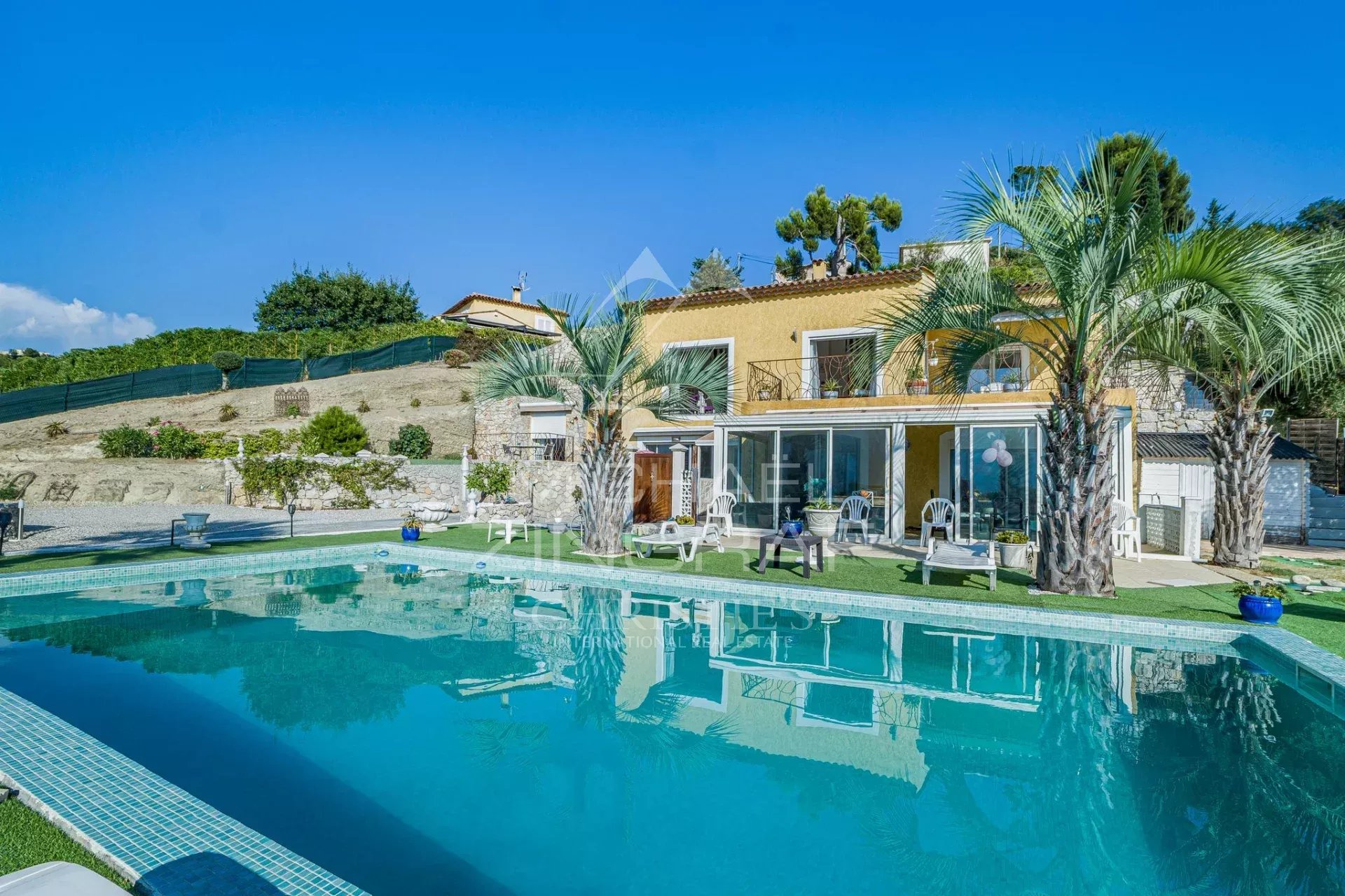 Propriété à Colomars Propriété familiale avec piscine à Colomars, vue sur collines et montagnes.