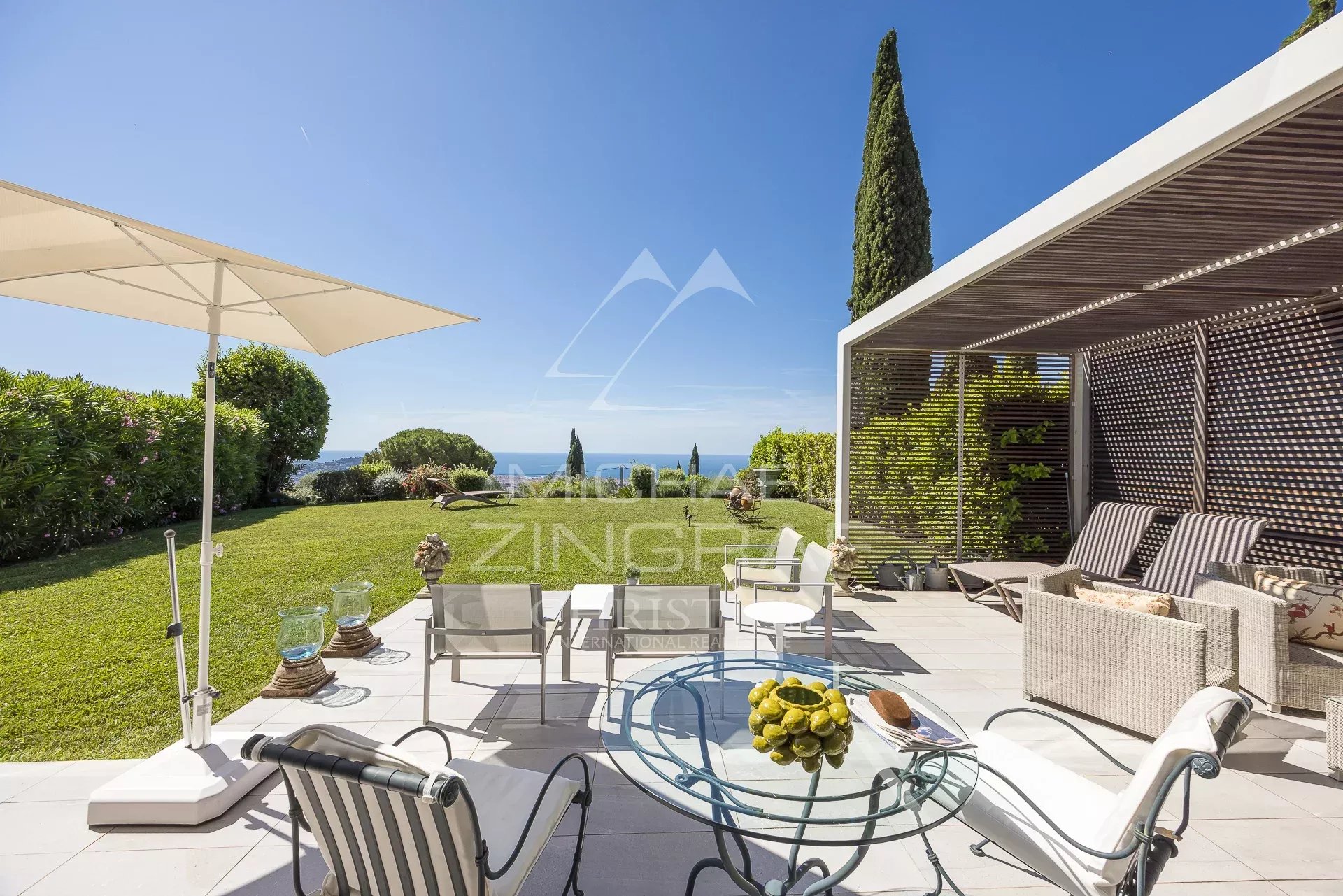 Terrasse d’appartement à Nice Terrasse d'un appartement avec vue sur la mer, mobilier de jardin et parasol, Nice