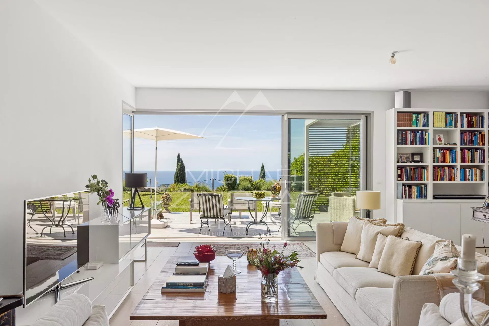 Appartement d’exception à Nice Intérieur d'un appartement lumineux avec vue sur jardin et mer à Nice, mobilier moderne et spacieux.