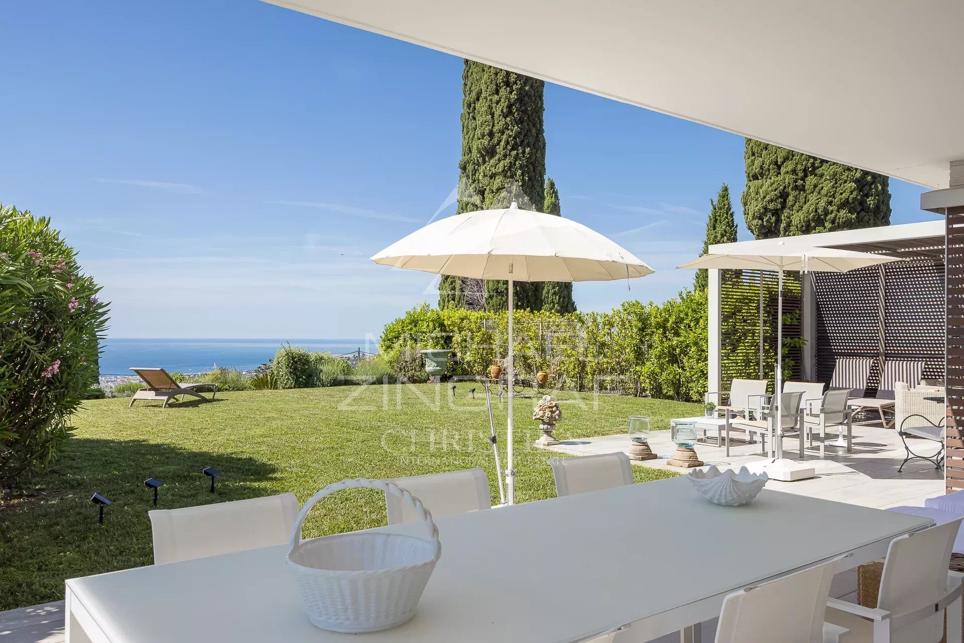 Terrasse avec vue sur la mer à Nice Terrasse d'un appartement à Nice avec vue sur la mer, mobilier extérieur et parasols.