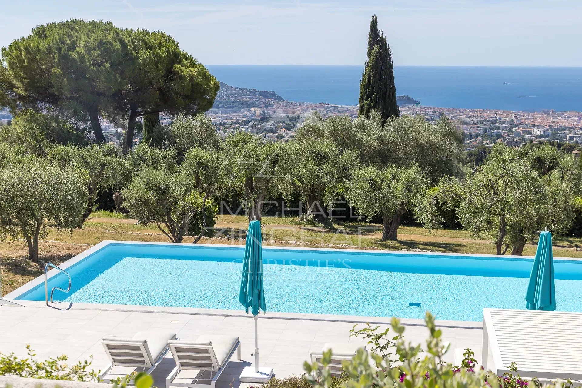Jardin avec piscine à Nice Vue d'un jardin avec piscine et oliviers, surplombant la mer à Nice.