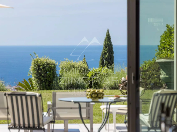 Vue sur la mer depuis un appartement avec jardin à Nice, quartier de Gairaut.