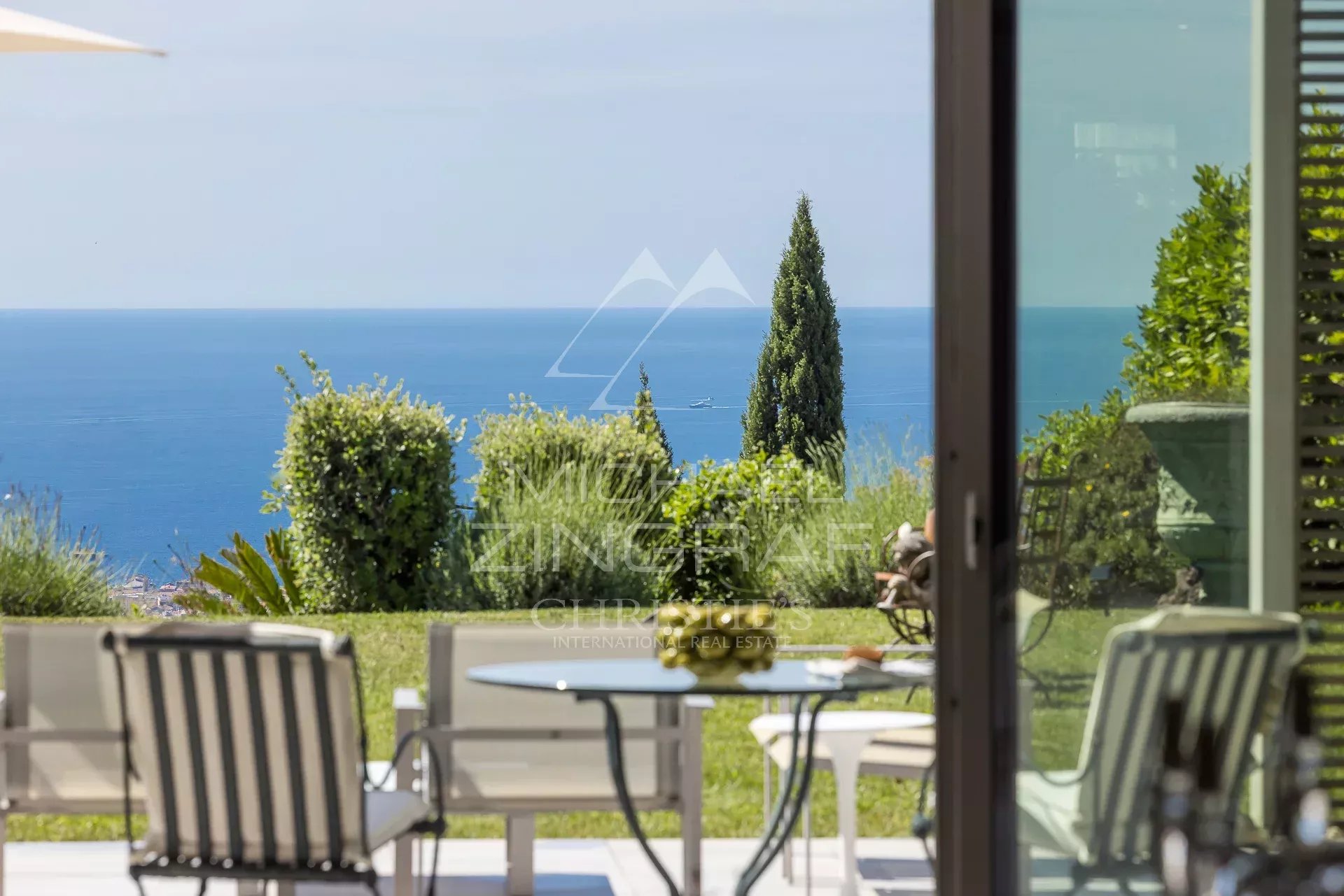 Appartement d’exception avec vue sur la mer Vue sur la mer depuis un appartement avec jardin à Nice, quartier de Gairaut.