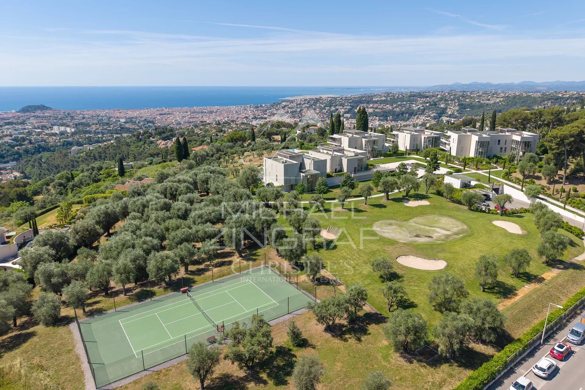 Complexe résidentiel à Nice Vue aérienne d'un complexe résidentiel avec jardins, courts de tennis et vue sur la mer à Nice.