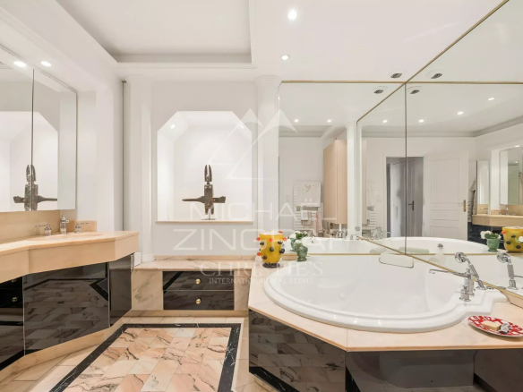Modern bathroom with bathtub and mirror, Regina Residence in Nice