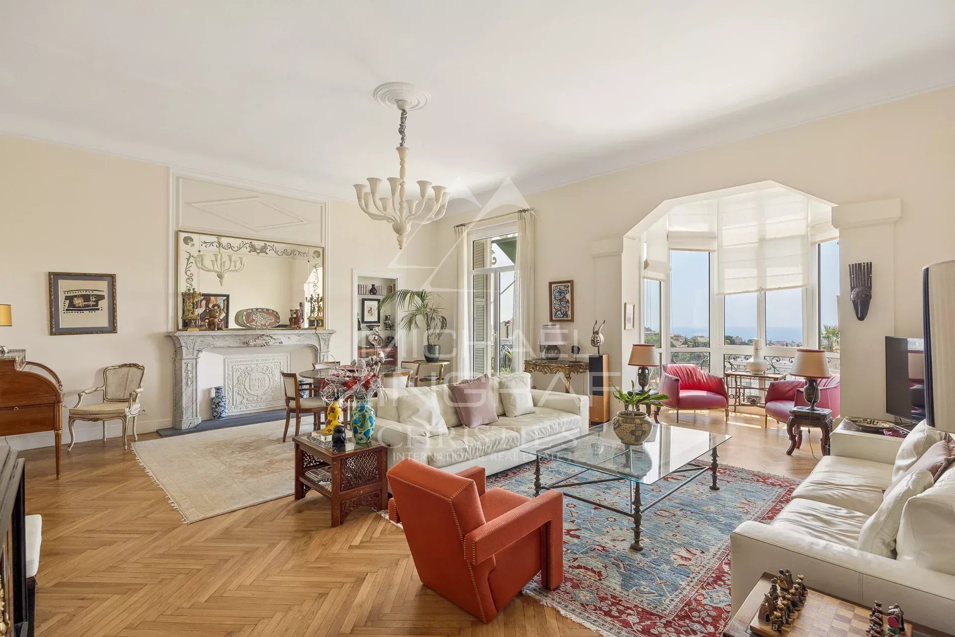 Interior of a 165 m² apartment with sea view, spacious living room and elegant decor.