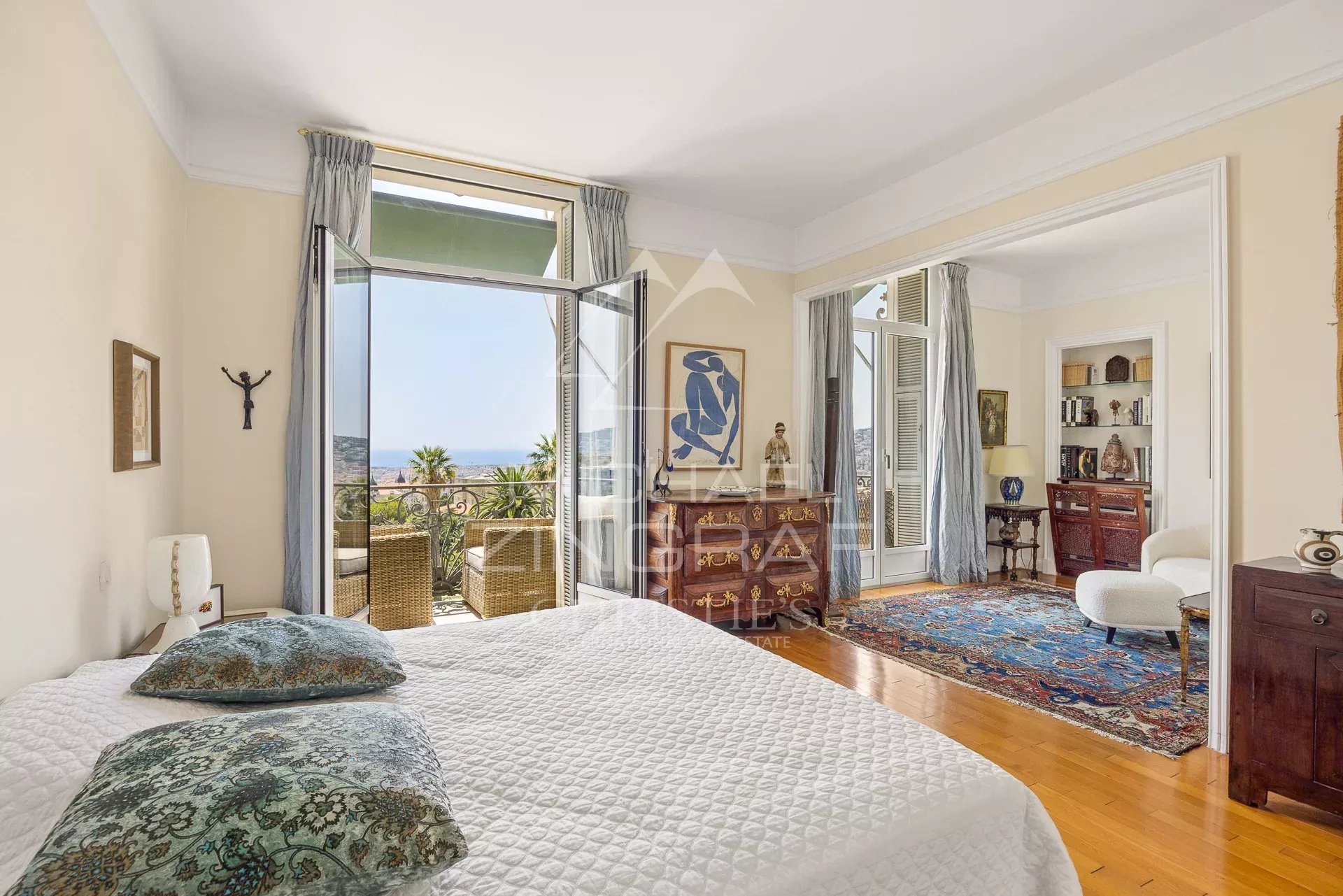 Room in an apartment in Nice with sea view and access to a balcony.