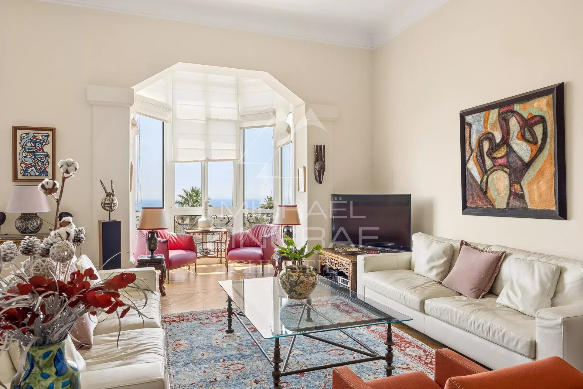 Interior of a 165 m² apartment in Nice with sea view and elegant decor.