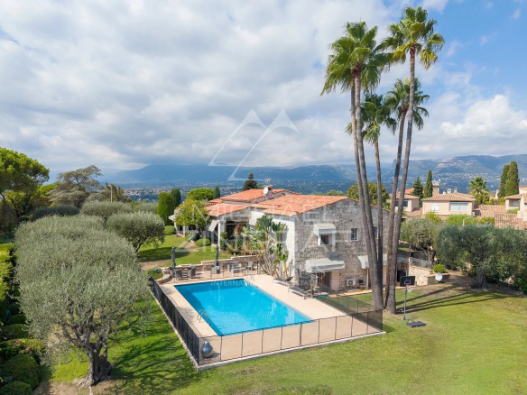 Propriété élégante avec piscine et jardin à Nice, Fabron, vue sur les montagnes.
