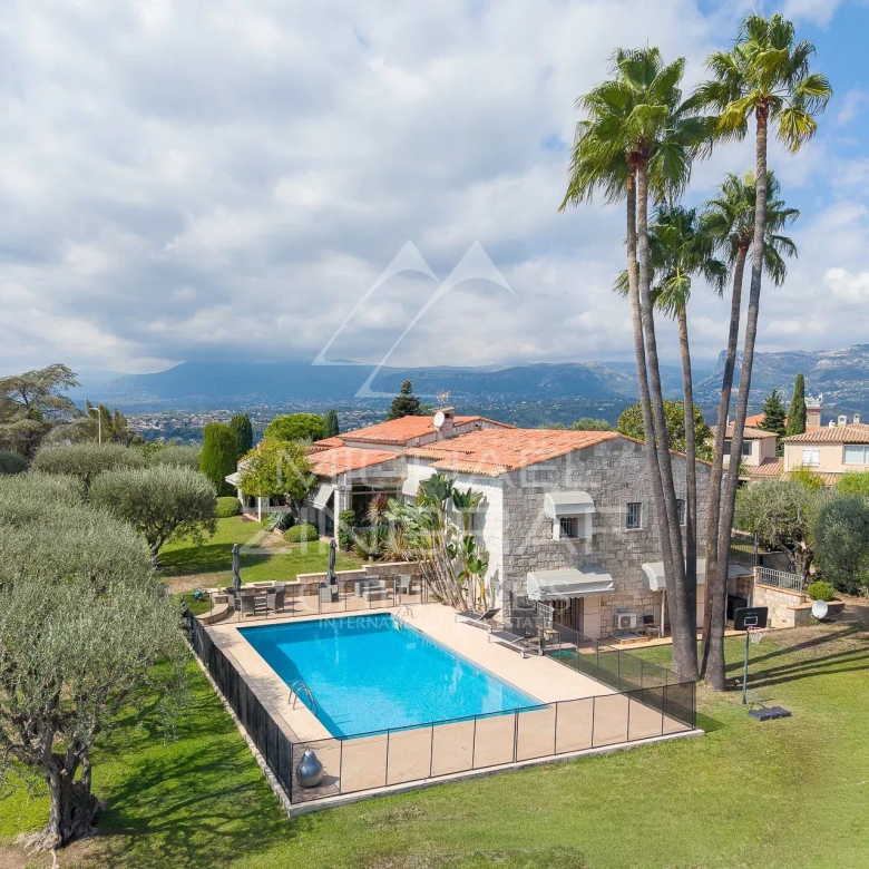 Luxury real estate photo | Charming Properties