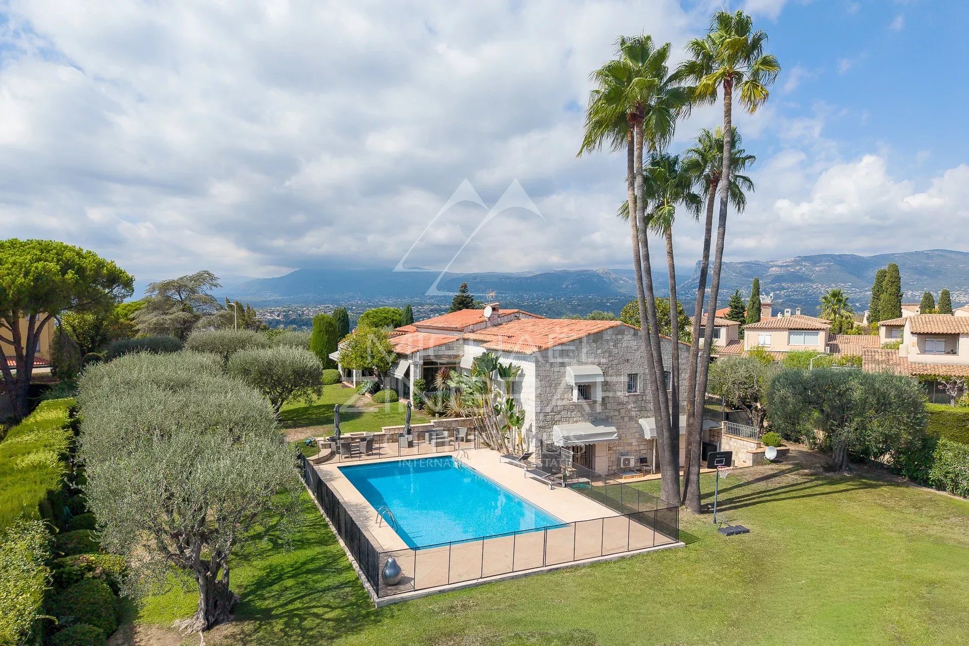 Propriété à Nice – Fabron Propriété élégante avec piscine et jardin à Nice, Fabron, vue sur les montagnes.