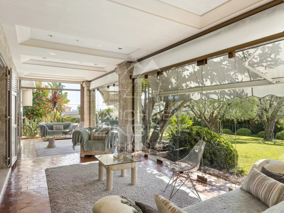 Intérieur d'une propriété élégante avec véranda et jardin à Nice, Fabron.