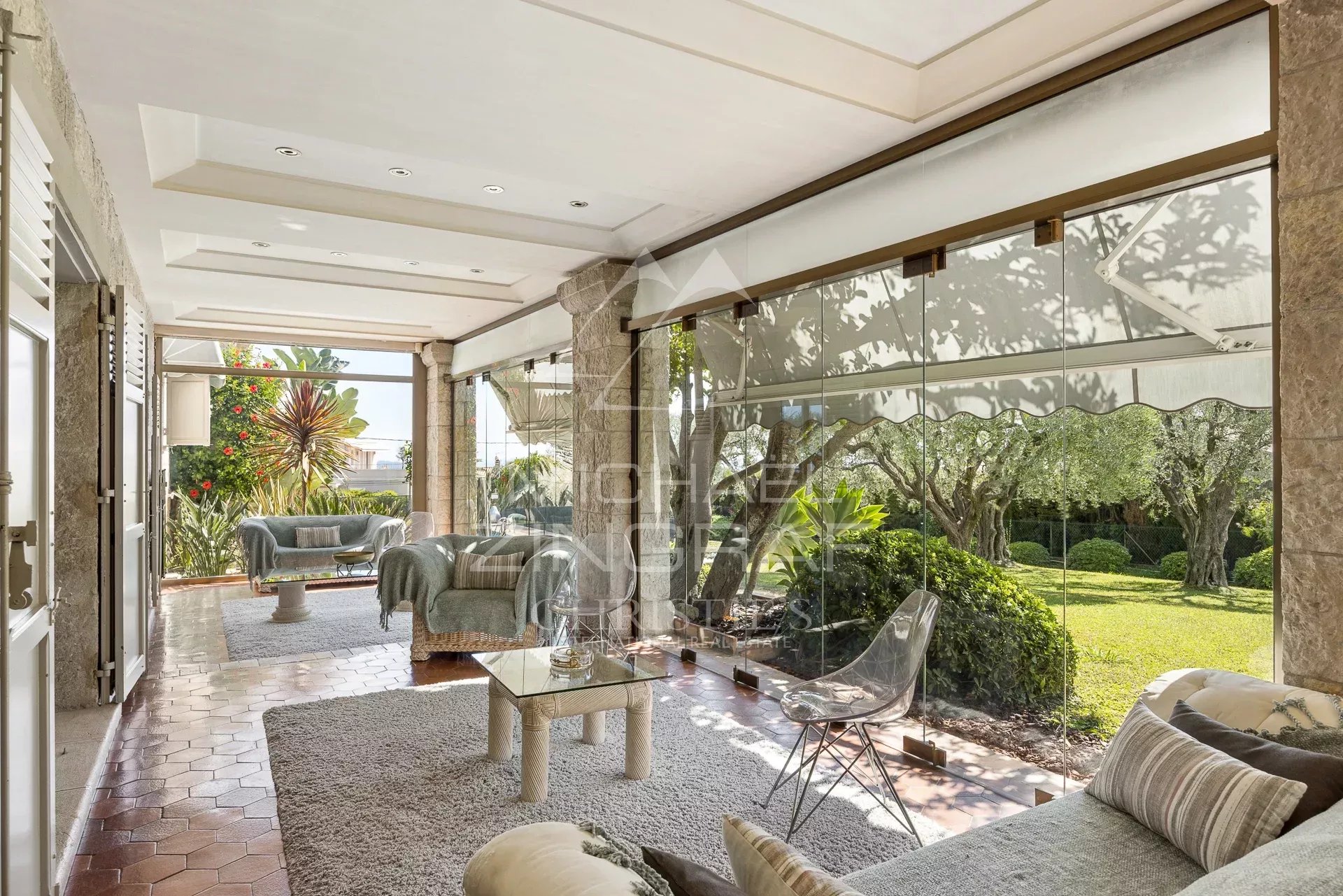 Propriété élégante à Nice – Fabron Intérieur d'une propriété élégante avec véranda et jardin à Nice, Fabron.