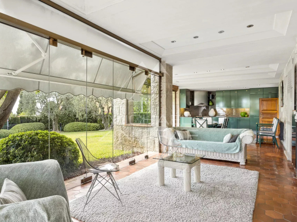 Intérieur d'une propriété élégante avec salon lumineux et vue sur le jardin à Nice, Fabron.