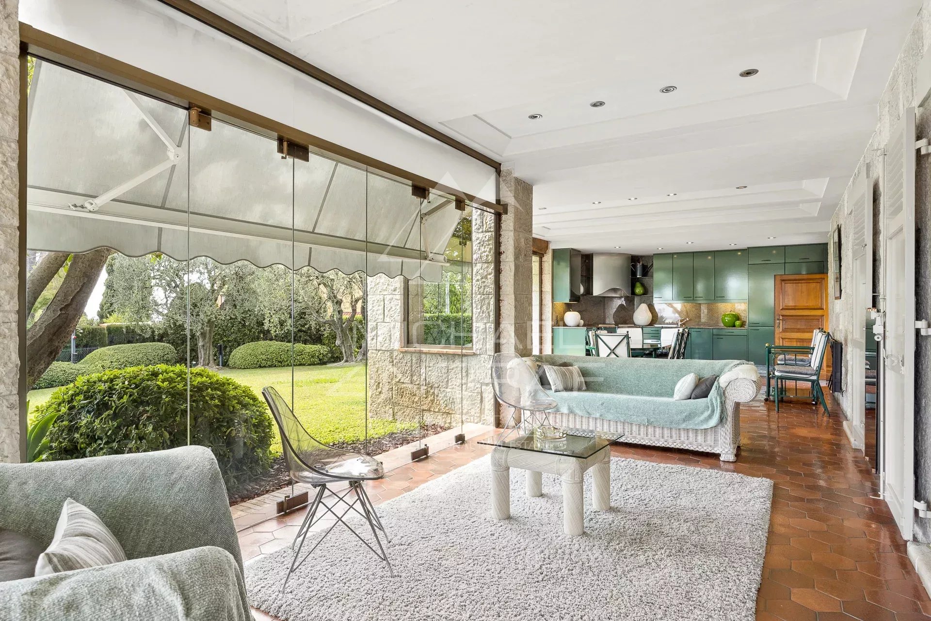 Salon d’une propriété à Nice Intérieur d'une propriété élégante avec salon lumineux et vue sur le jardin à Nice, Fabron.