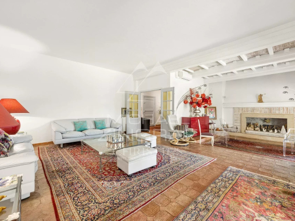 Intérieur d'une propriété élégante à Nice avec salon spacieux et cheminée.