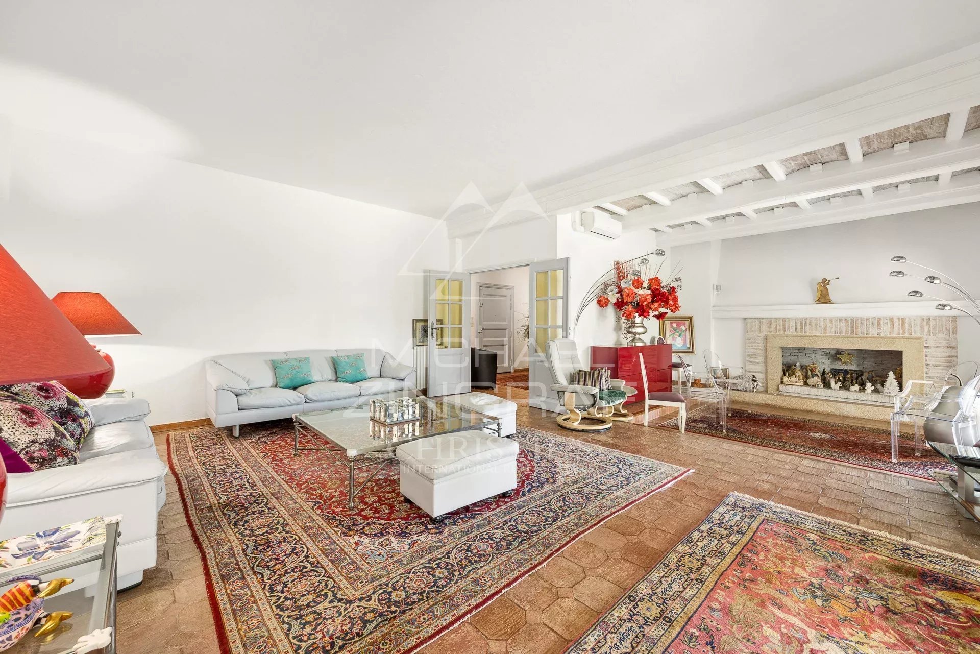 Salon d’une propriété à Nice Intérieur d'une propriété élégante à Nice avec salon spacieux et cheminée.