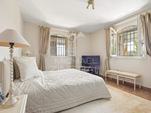 Chambre d'une propriété élégante à Nice avec fenêtre et télévision.