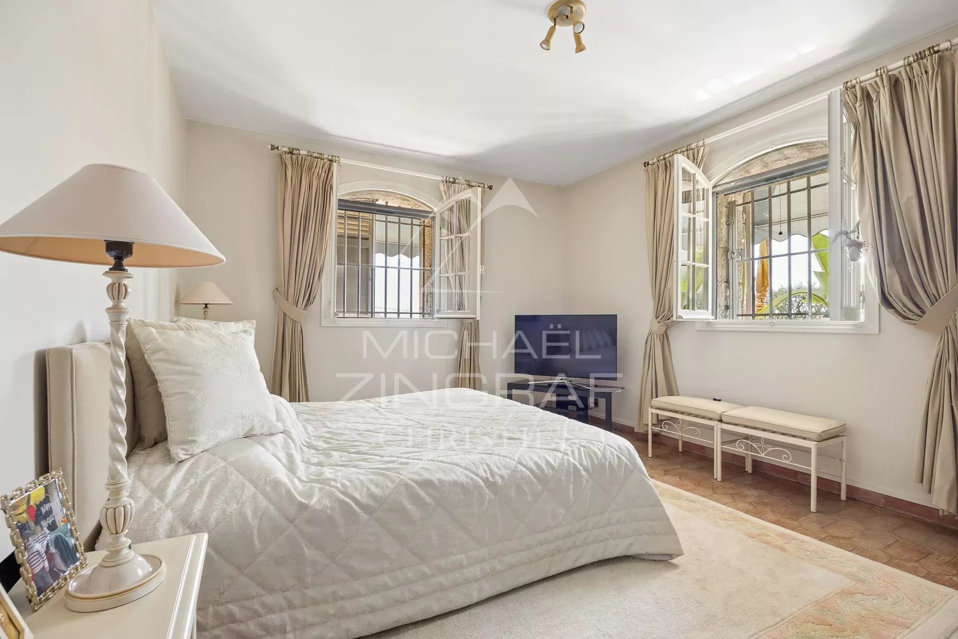Chambre élégante à Nice – Fabron Chambre d'une propriété élégante à Nice avec fenêtre et télévision.