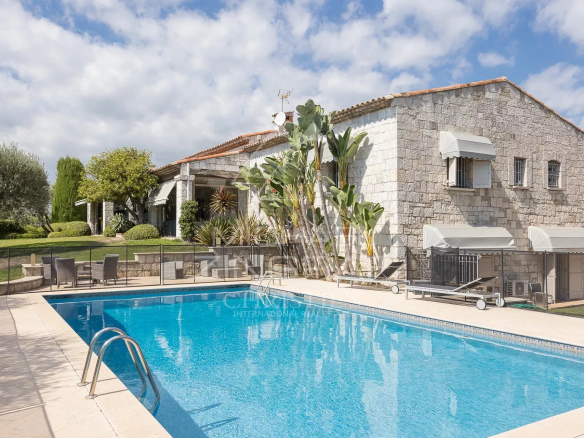 Propriété élégante avec piscine et jardin à Nice, Fabron, sous un ciel nuageux.